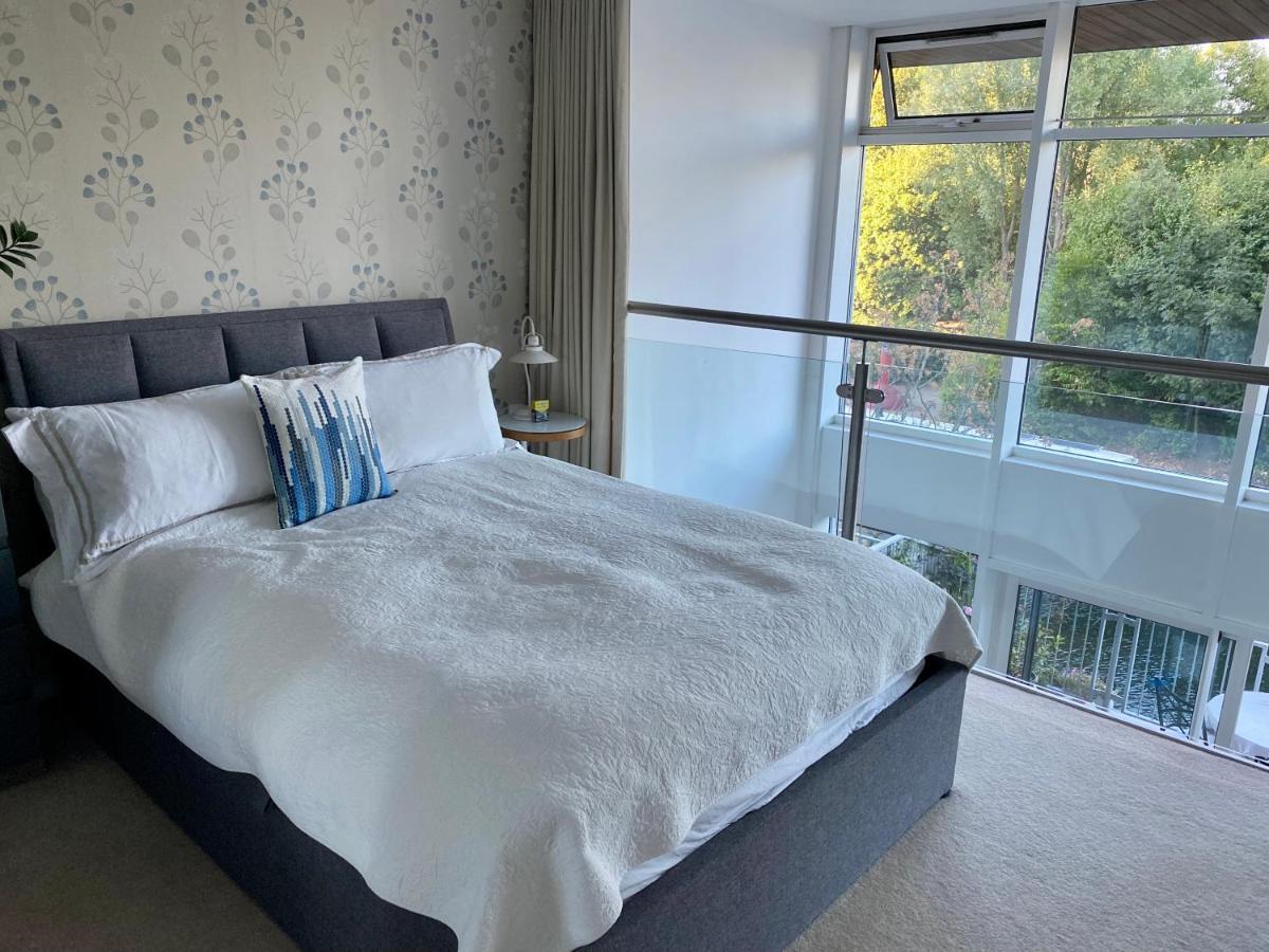 Luxury Canal-front 2 Bedroom Loft Apartament Londra